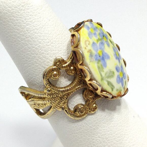 Blue Floral Filigree Ring, Hand Painted Ceramic Oval, US Size 6, Vintage Jewelry - Picture 4 of 8